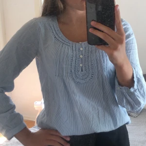 Blus  - En väldigt tunn och skön blus i storlek S, passar även XS. Den är köpt i Barcelona och är knappt använd. Hör av er om instresse finns, frakt kan tillkomma! 