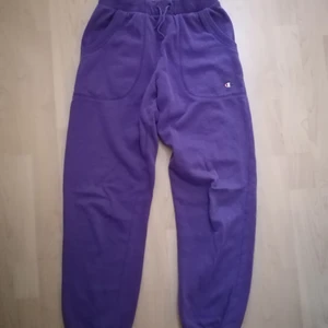 Mjukis byxor från Champion - Ett par såå sjukt snygga mjukis från champion som tyvär har blivit för små,, all time favoriter för mig! 💖 L på barnavdelning men passar XS eller S om man är ganska kort,, de är lite för korta för mig och jag är 167💖