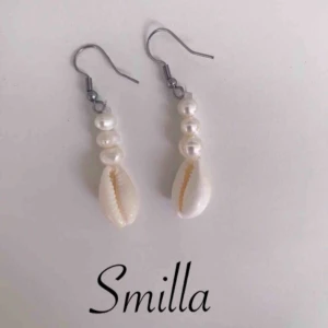  - Örhänget ”Smilla” finns att hitta mer info om på ”adelajwrly” på instagram!  Gratis frakt!  Beställningar sker antingen genom insta-dm eller här på plick!💗