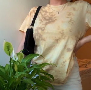 tie dye t-shirt - svin snygg t-shirt i batik design! aldrig använd, köparen står för frakten!💕🦋