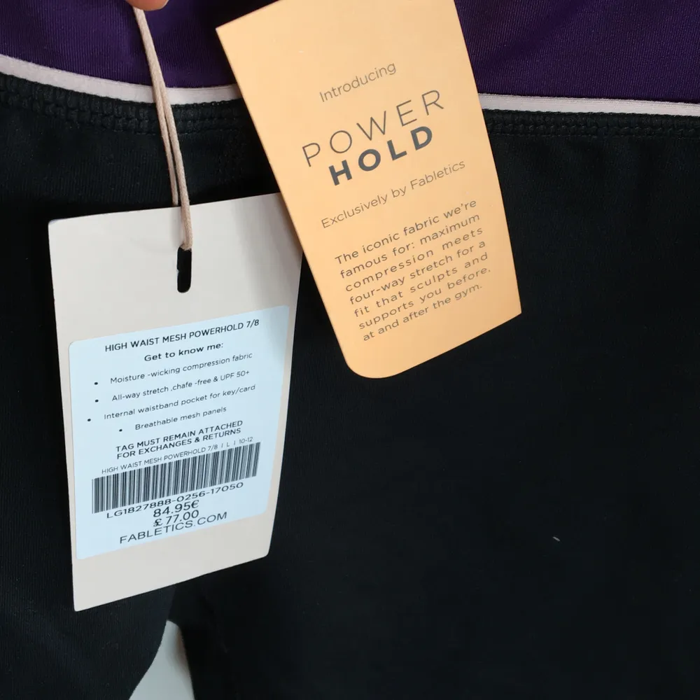 High waist mesh power hold. Moisture wicking compression fabric. All way stretch chafe free. Internal waistband pocket for key/card. 2 of them, one new as the picture and one second hand for the same price 🤩. Jeans & Byxor.