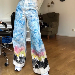 Handmålade High waisted jeans - One of a kind handmålade jeans som sitter jättebra. Köparn står för frakt