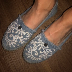 Skor från Odd Molly - Enkla sommarskor som är väl använda. Storlek 40 men passar en 39 också. 