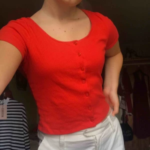  - Söt ribbad croptopp från Monki med knappdetaljer. Mycket fint skick skulle jag vilja säga. Köpare står för frakten:)