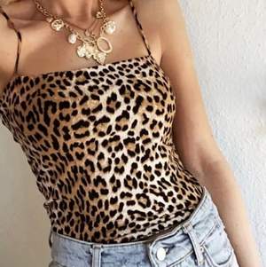 Ett jätteskönt linne i leopard mönster, perfekt till sommaren