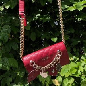 Guess bag - Säljer nu min fina röda guess bag. Använd endast ett fåtal gånger, säljes i nyskick. Pris: 350kr exklusive frakt. Inköpt för 1500kr