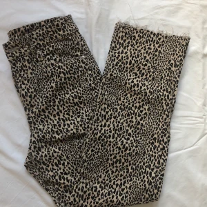Mönstrade jeans!  - Mönstrade jeans från H&M som är använda 2 gånger. Mycket god kvalitet. Passformen är highwaist med slitningar vid slutet av benen. Frakten ligger på 43 alternativt 52 kr! kBETALNING SKER VIA SWISH. 