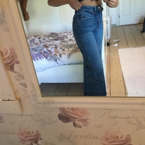 Mörkblå utsvängda jeans  - Mörkblåa utsvängda jeans i storlek 34 från Gina Tricot, säljer pågrund utav att dom var för små. Dom är i bra skick och väldigt fina. Frakten kostar 70 kr💓 pris kan diskuteras! (Originalpris-500 kr), om det är fler som vill ha dom får ni buda!