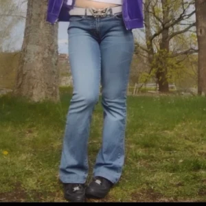 Bootcut Jeans - Världens snyggaste bootcut jeans! De har nån liten söm på bakfickorna och det står ingen storlek men skulle säga att de sitter som en 26a i midjan!!