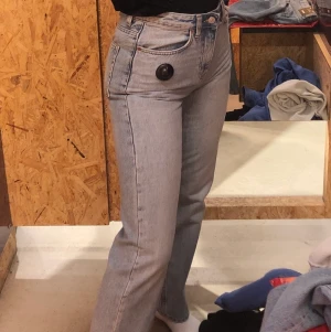 Weekday jeans - Mina älskade weekdayjeans behöver ett nytt hem! Har haft dom i drygt ett år så dom är väl använda men ser helt nya ut. Säljer pga de är för små på mig nu. Modellen är voyage. Passar perfekt längd för mig som är 163! Möts upp i Örebro eller frakt:ca 79kr