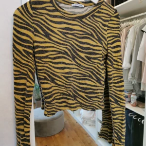 Topp - Topp från från zara i storlek S💗 säljes för 150kr💕