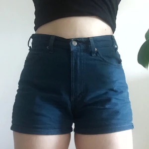 Shorts Levi’s - Modell 550, 32”. Har lagats vid ena fickan baktill, se sista bilden.