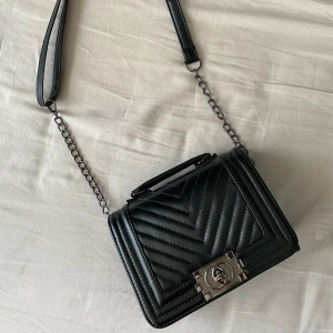 Svart läderväska - Fin axelväska, aldrig använd så den är i nyskick. Axelbandet är justerbart! 