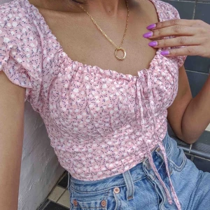 Topp - En trendig rosa topp från Brandy Melville💖 10/10 i skick        Budet börjar på 100kr