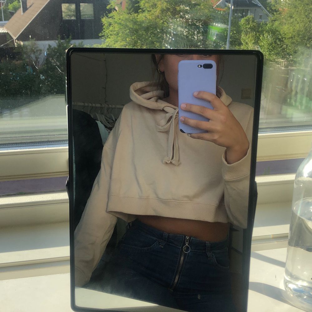 En supersnygg croppd hoodie ifrån bikbok. Tröjan är i storlek small och är i en snygg beige/nude förg. Har en pytteliten fläck på mudden som knappt syns. Fraktkostnad tillkommer och det är Bara att ni hör av er om ni har någon fråga😋❣️. Huvtröjor & Träningströjor.