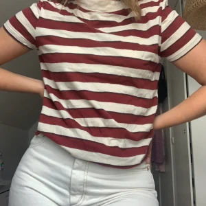 Randig t-shirt - Randig t-shirt med fina ”höstfärger”, underbar krage! Märke Zara❣️