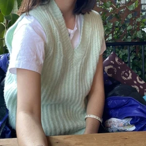 Stickad väst - Fin mintgrön färg, felfri strl M. Nypris ör 420 svenska kronor från märket designbySi. Budgivning gäller då många intresserade💕💕😊slutsåld på hemsidan! Högsta bud atm-300kr