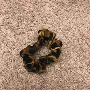  - Snygg scrunshie. Frakt 9kr! 