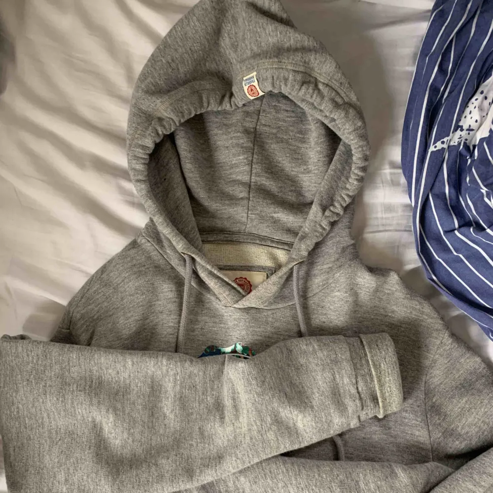 franklin & marshall hoodie!! nypris vart 1000 kr, men har själv klippt den till en fet crop hoodie. tycker personligen den är för kort, så får tyvärr sälja vidare 😔. Hoodies.