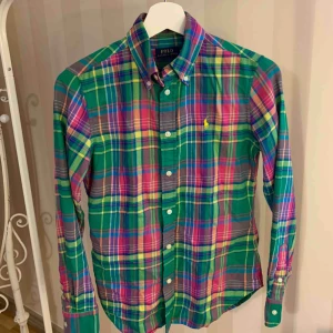  -  Fin Ralph Lauren skjorta i storlek 2 som motsvarar XS Använd endast 1 gång 100% bomull