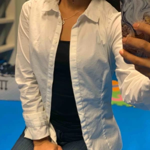  - Använd 2 gånger. I storlek 34 men passar även en med storlek 32 då den är ganska tight. Köpt från H&M. 85kr med frakten inräknad