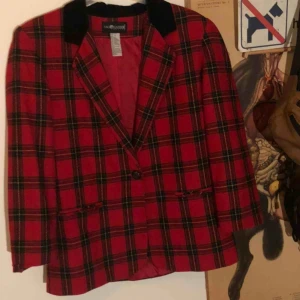  - Jätte snygg 80-tals kavaj med axelvaddar. Jätte fin och bra material, sitter snyggt oversized.