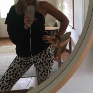  - Snygg byxor från HM vita med svarta prickar. Storlek 34