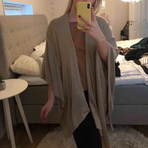  - Jättefin halvponcho i en beige/brun färg från ÅHLÉNS limited edition. Skitsnygg att ha över sinn skinnjacka! Köpt för 699! 