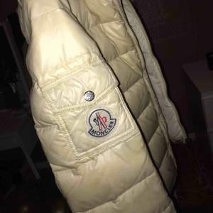 Moncler dunjacka i beige. Storlek 36-38