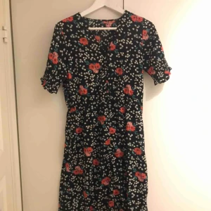  - Klänning köpt på tradera men endast testad av mig och den jag köpte av. Ingen lapp men tror den är från ASOS och passar S/M 