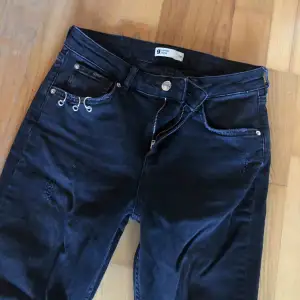 Men asså nej.. världens snyggaste jeans med så otroligt trendiga detaljer, måste jag nu tyvärr sälja då dom blivit för små.. storlek 38 men passar snarare en 36. Tight modell men ändå lite stretch! Så snygga med ett par svarta sneakers🖤 dom är svart/gråa