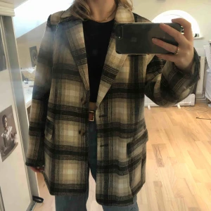  - Rutig jacka/kappa som har en typisk ”blazer modell”. Storlek 44 men passar mig som vanligtvis är en S, den blir lagom oversized på mig. Möts upp alternativt fraktar (tillkommer frakt isf) 💕💕💕