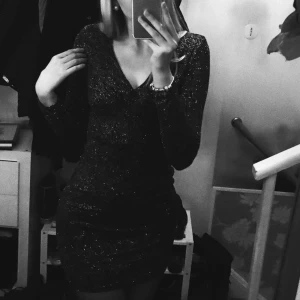  - Säljer pga att jag inte får användning av den, använd 1 gång. Den är i super bra skick och väldigt snygg på då den är figursydd. Köpt för ca 400kr. (Frakt tillkommer)