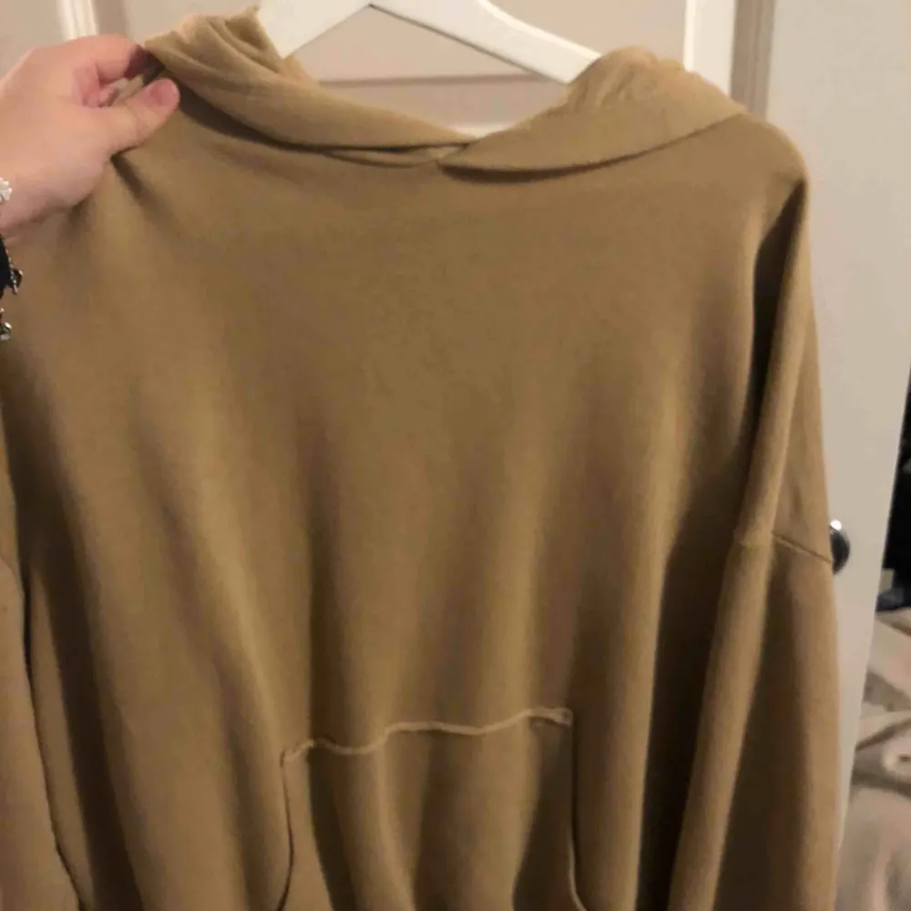 En oversized beige hoodie från pull&bear Sparsamt använd Frakt står köparen för . Hoodies.