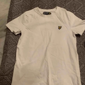  - Vit lyle skott t shirt köpte på kidsbrandstore har   en gång användigt storlek 10-11.