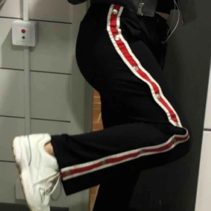  - Byxor med knappar på sidorna. Går att knäppa upp till knäna ungefär.  Frakten med i priset  