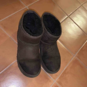  - Uggs i storlek 37, lite fläckar men inget som syns jätte mycket utan blixt, annars i väldigt bra skick 