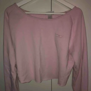  - Rosa och superfin croopad sweatshirt från Reebok. Var min mammas gamla som jag klippte kortare🥰 använd fåtal gånger och superfin i färgen till våren😍