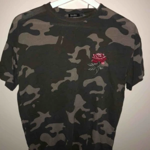  - Söt men ball T-shirt från Bershka. Köpt för ca ett år sen men knappt använd nånting så fortfarande toppenskick!