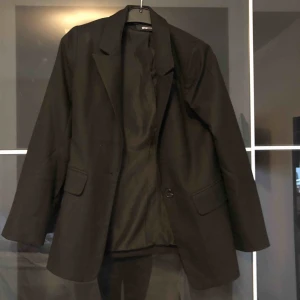  - Helt nya kavaj från Gina tricot, aldrig använd, säljer den på grund av att den inte kommer till användning 