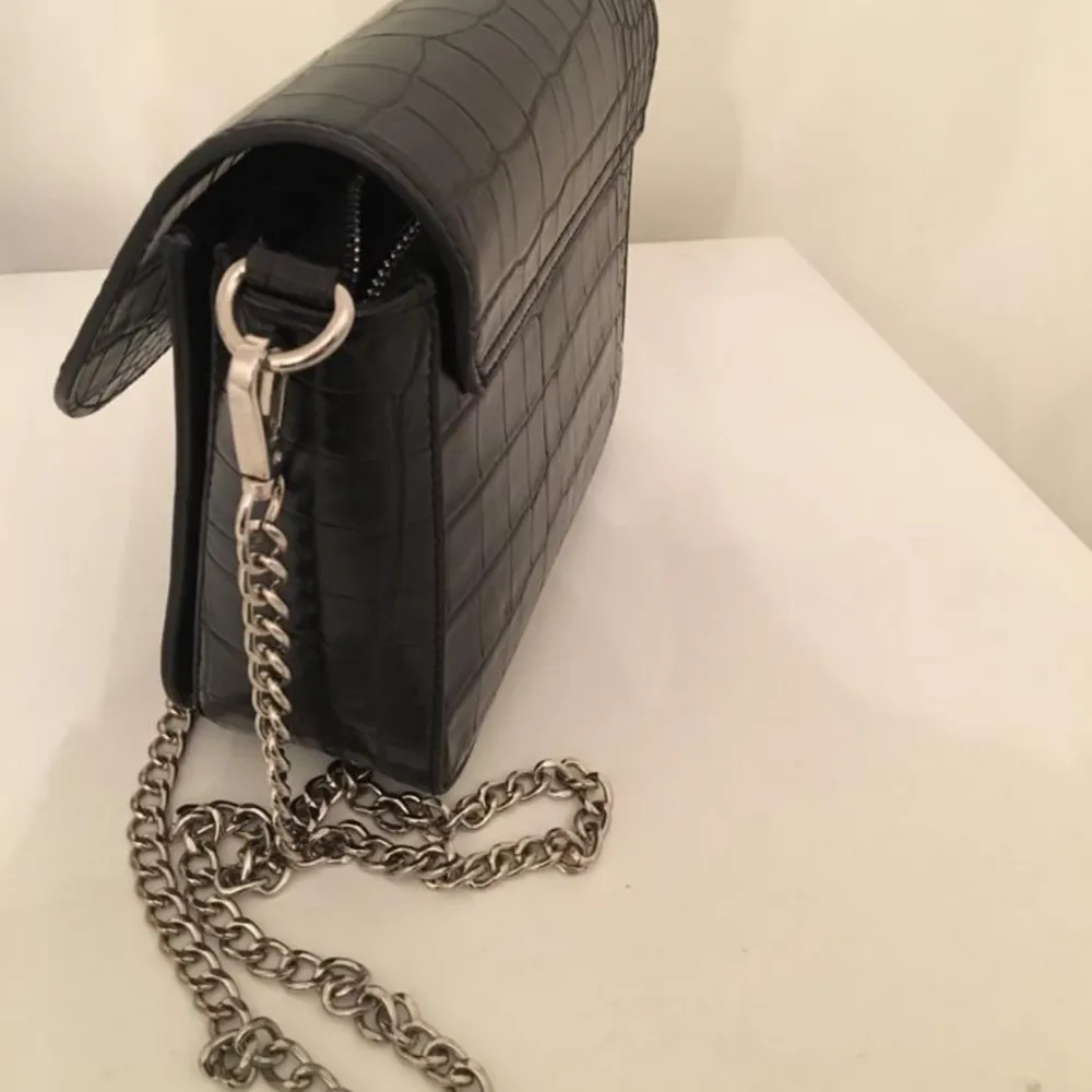 valentino väska i svart läder ( äkta) med krokodilmönster. Väskan är som ny, använd max 3 gånger.. Väskor.