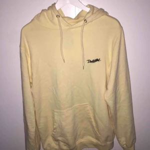  - Ny hoodie från dedicated i fin pastell gul färg, super mysig och ett bra kontrast plagg du kan styla med det mesta!