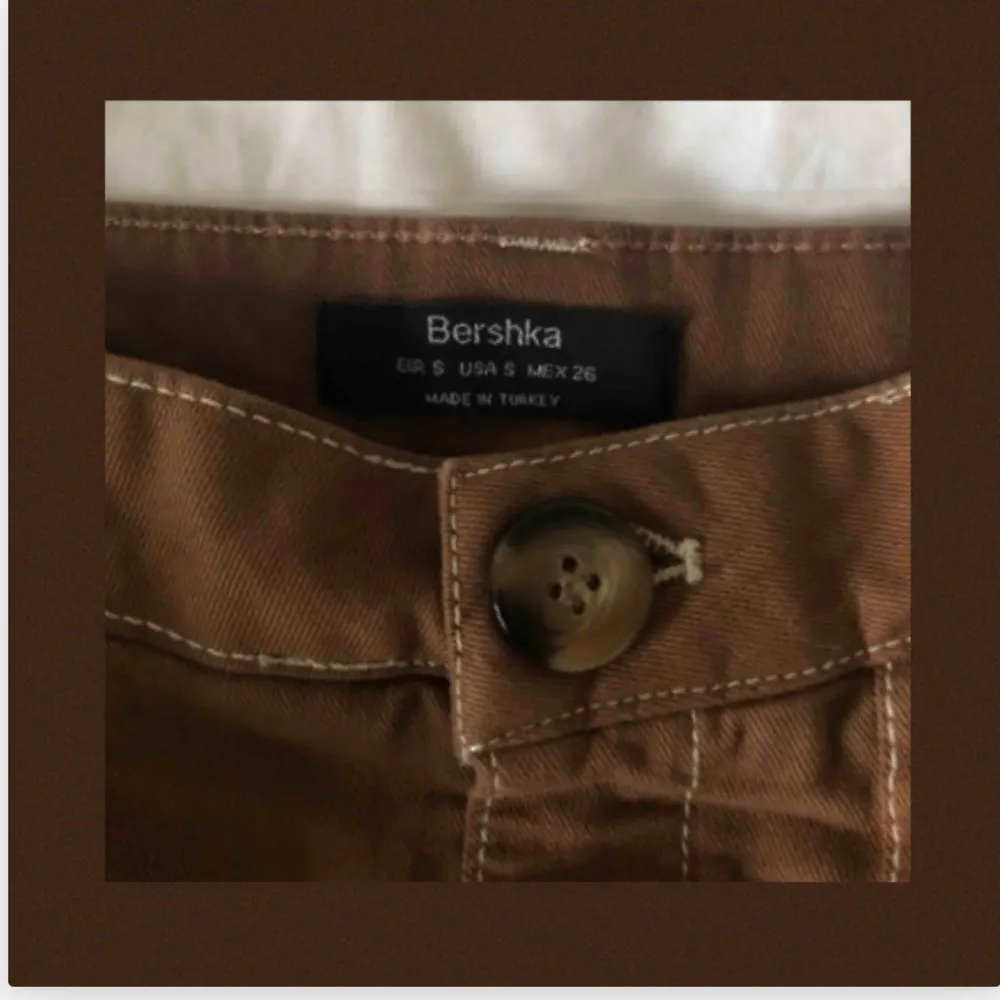 Superfina bruna lite kortare byxor från Bershka! Använda fåtal gånger, därmed i gott skick. Frakt tillkommer och betalningen sker via Swish. Jeans & Byxor.