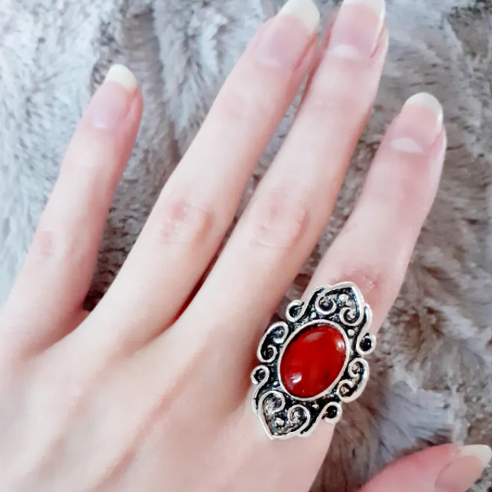 Ovanlig ring i vintagestil med röd sten❤Material:assorted natural stone,vintage silver plated,alloy. Märke: 5starjewelry.. Accessoarer.