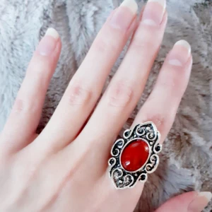  - Ovanlig ring i vintagestil med röd sten❤Material:assorted natural stone,vintage silver plated,alloy. Märke: 5starjewelry.