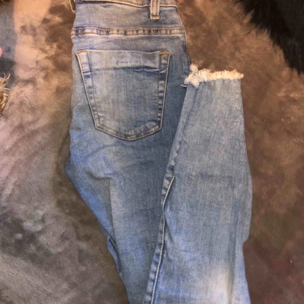 Tighta jeans från Cropp. Säljer eftersom de är för små för mig. . Jeans & Byxor.