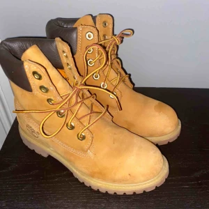  - Timberlands! Väldigt sparsamt använda och i fint skick. Kan fraktas mot kostnad eller mötas upp i Norrköping. Är aningen små på mig så skulle säga att de passar någon som har 36 eller 36,5 