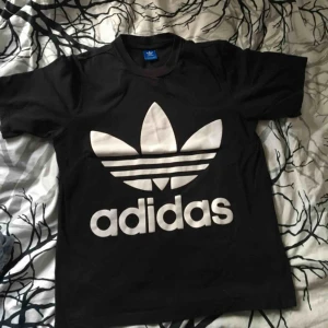  - Adidas t-shirt med oversize passform!  Otroligt skön med stort tryck på framsidan.  Storlek är S, men passar även M eller mindre L beroende på hur man vill den ska sitta.  55kr i frakt!  