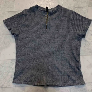  - Ribbad tröja från H&M med dragkedja i guld. Väl använd men i bra skick. Kan mötas upp i Karlskoga eller Örebro 