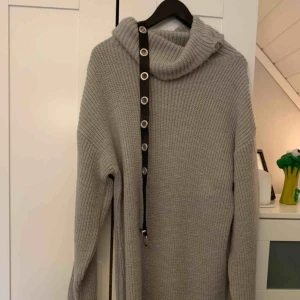  - Säljer en grå stickad klänning från madlady. Den är i nyskick då den inte kommer till användning då den är för lång tyvärr. Skärpet får ni på köpet ☺️ Frakten betalas av köparen 💖